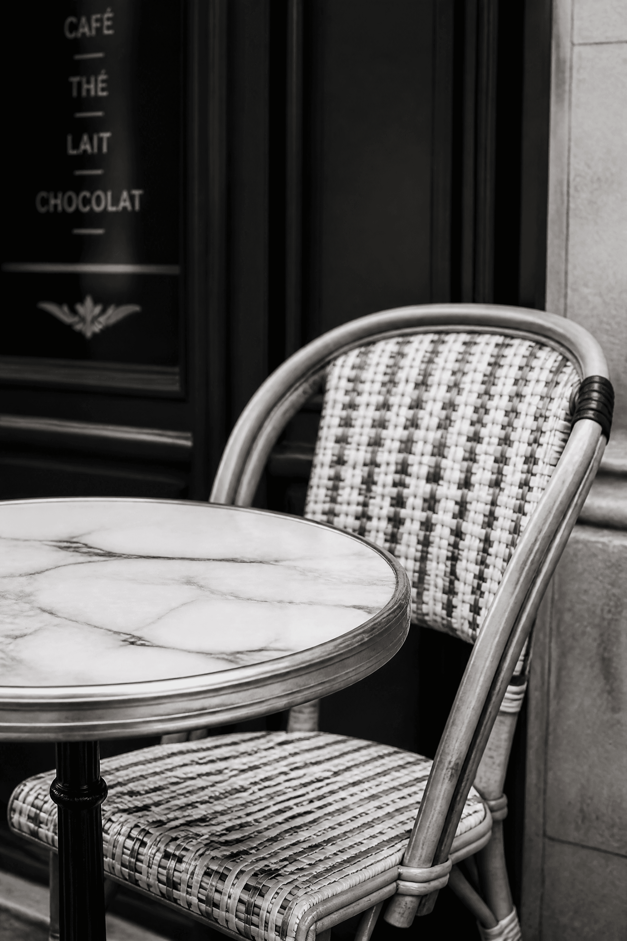 Affiche Table Marbre et Chaises Rotin — détail café parisien B&W