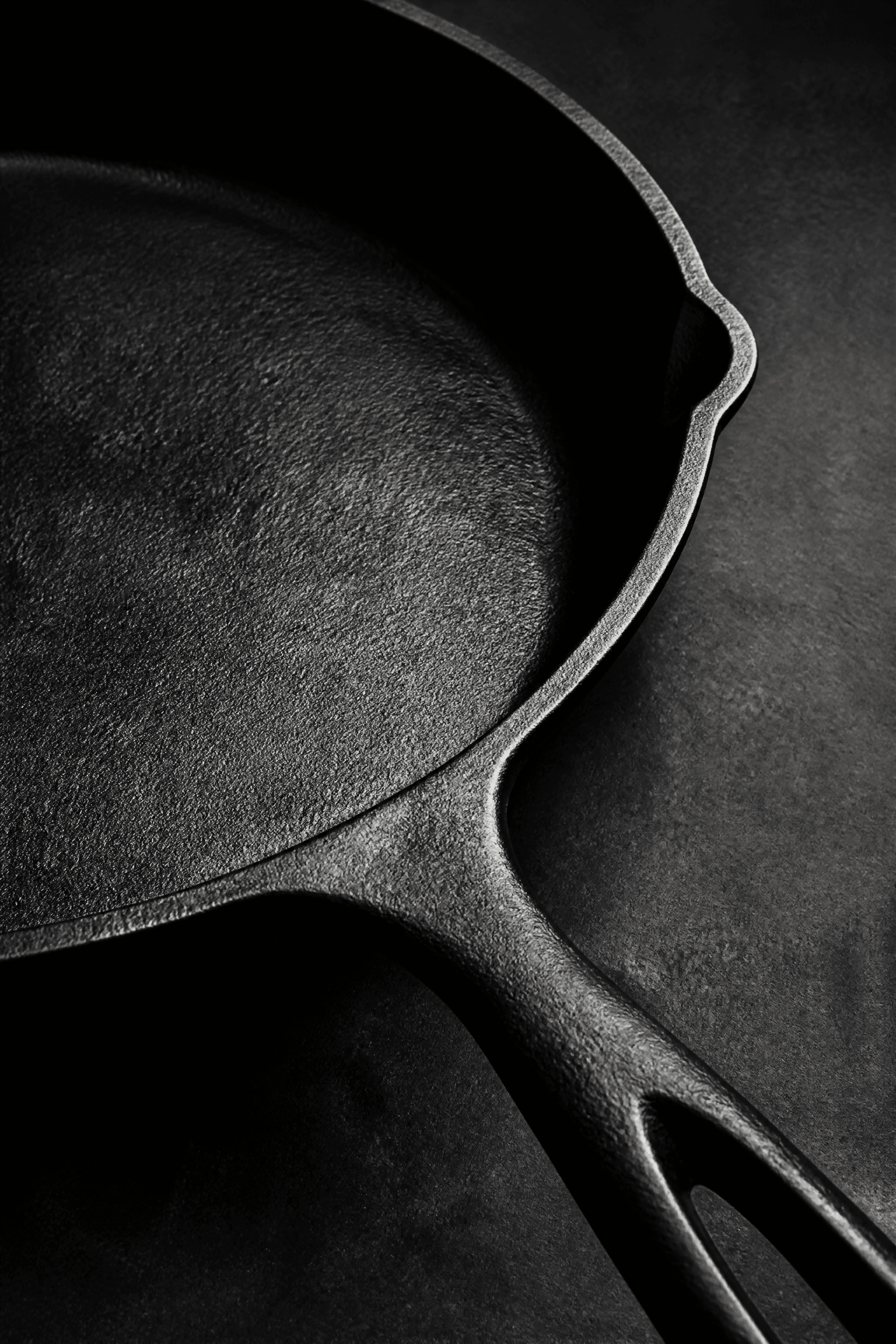 Affiche Poêle en Fonte — texture dramatique lumière latérale